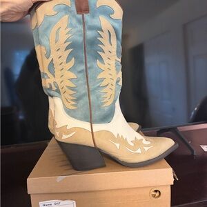 NEVER WORN - Cute Blue and Cream Western Boots